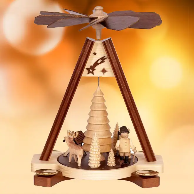 Grafik: Weihnachtspyramide mit Waldmotiv